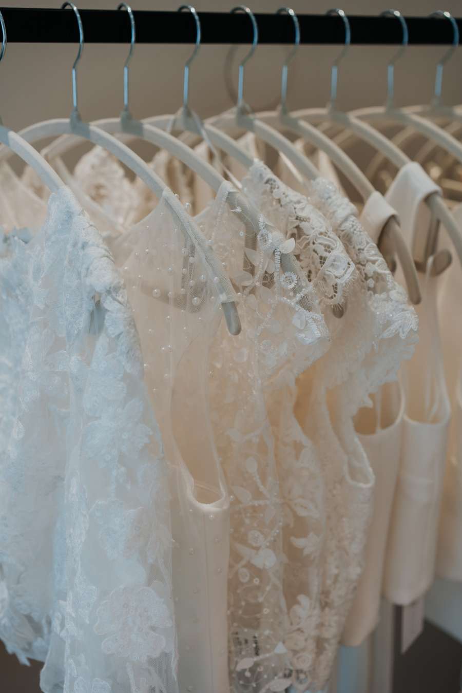 Elegante Braut-Oberteile mit Spitze, Perlen und feinen Details für individuelle Rock-Oberteil-Kombinationen bei Novia Feliz Brautmode