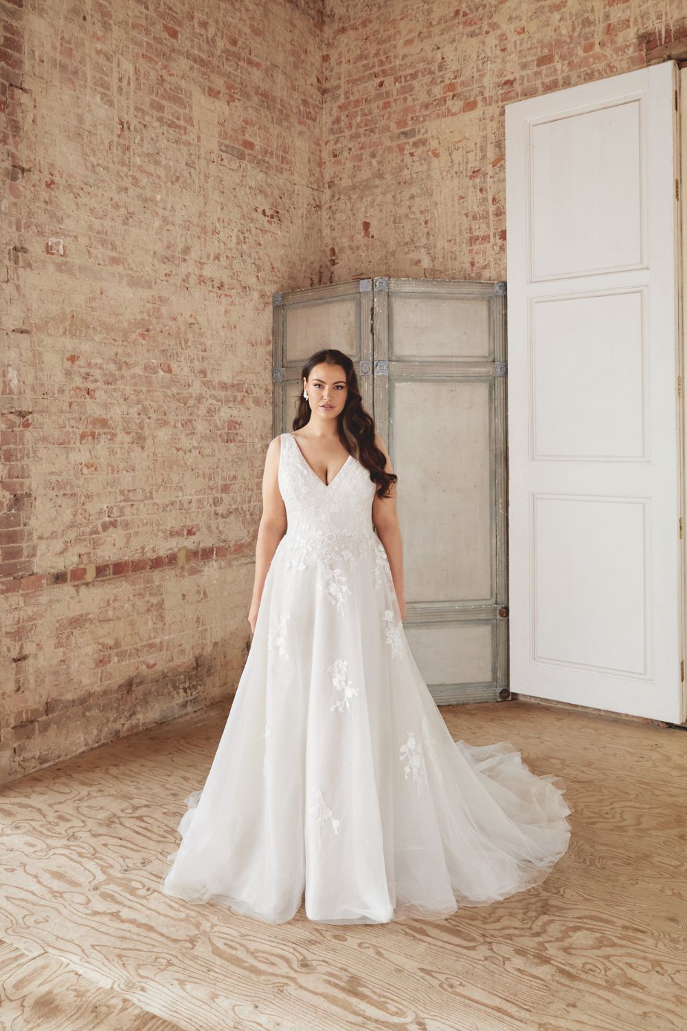 Curvy Brautkleid mit V-Ausschnitt und Tuell – Novia Feliz Heppenheim