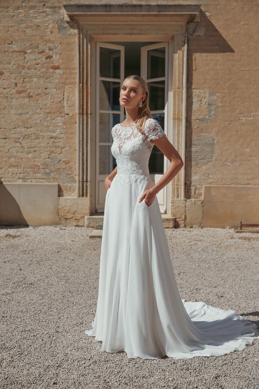 Brautkleid mit kurzen Aermeln aus Spitze und Chiffon Novia Feliz Bergstrasse