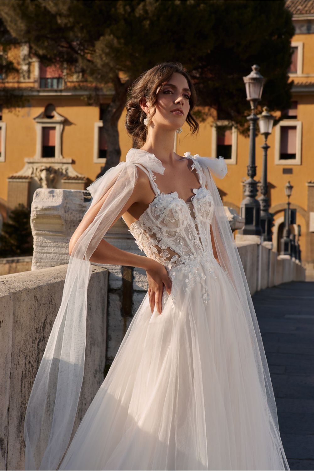 Brautkleid mit Bluetenkorsage und Tuellschleifen Novia Feliz Heppenheim