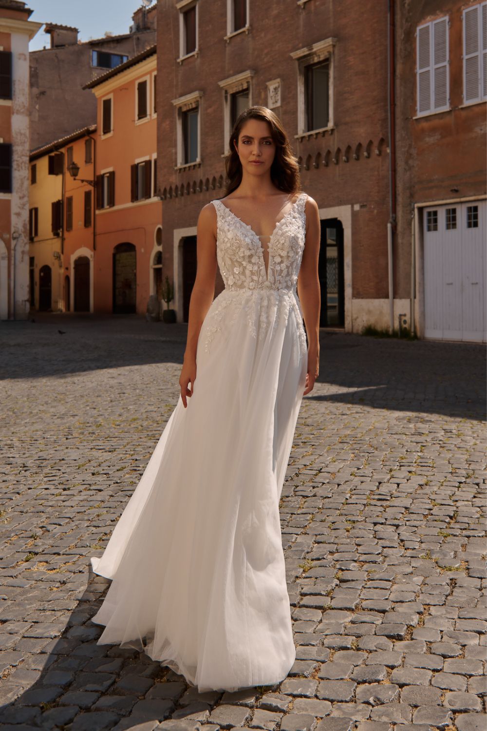 Brautkleid mit tiefem V-Ausschnitt und Bluetenspitze Novia Feliz Heppenheim