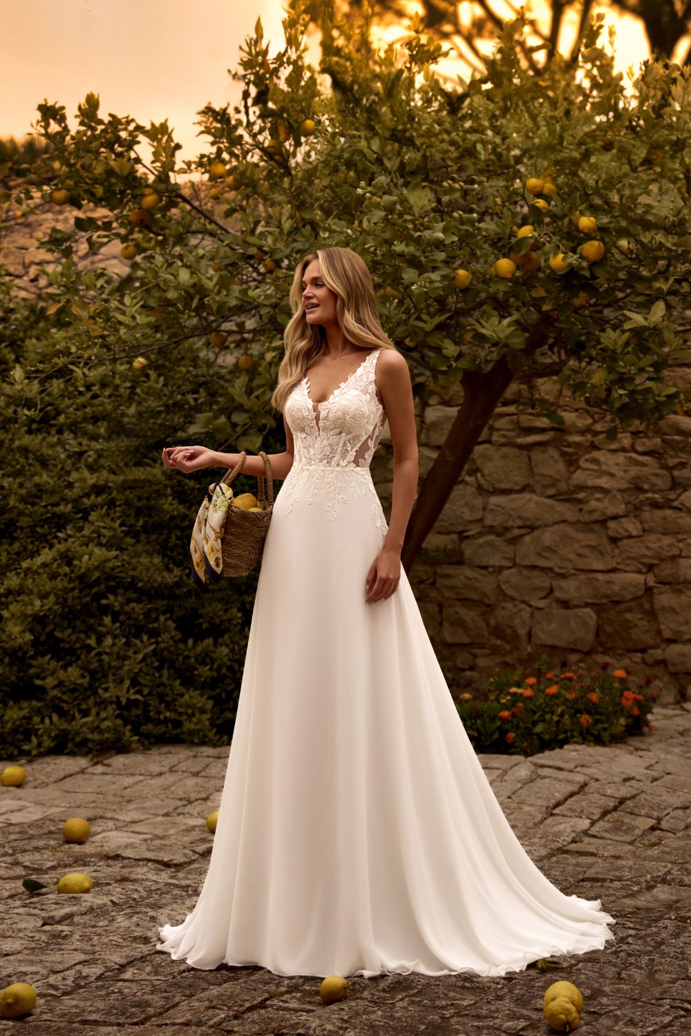 Fließendes Brautkleid mit V-Ausschnitt und Spitze Novia Feliz Bergstrasse