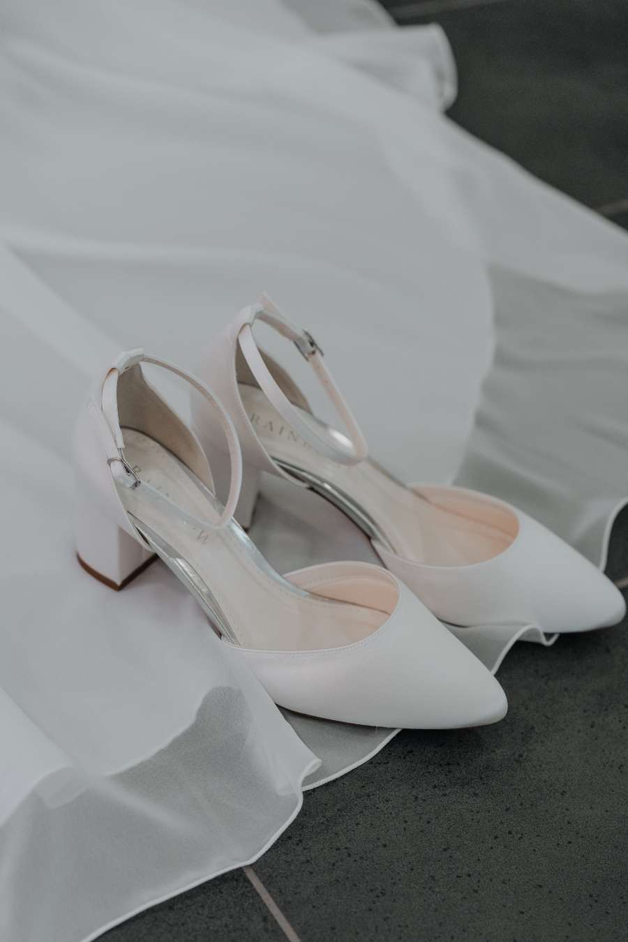 Elegante weiße Brautschuhe mit Blockabsatz erhältlich bei Novia Feliz in Heppenheim nahe Heidelberg. Perfekt für deinen Hochzeitstag.