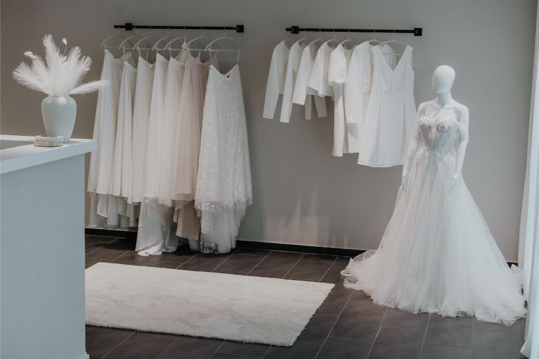 Brautkleider im stilvollen Showroom von Novia Feliz in Heppenheim ruhige Atmosphäre für persönliche Anproben