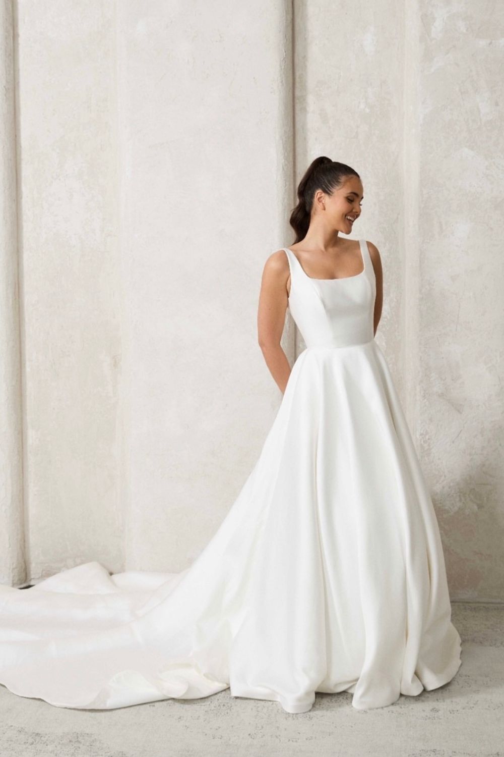 Clean Brautkleid A-Linie in Satin mit Karree-Ausschnitt und Schleppe – Novia Feliz Heppenheim
