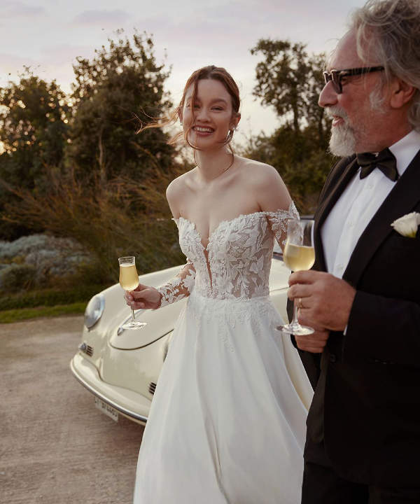 Braut im Off-Shoulder-Spitzenkleid mit A-Linie. Brautmode bei Novia Feliz Heppenheim