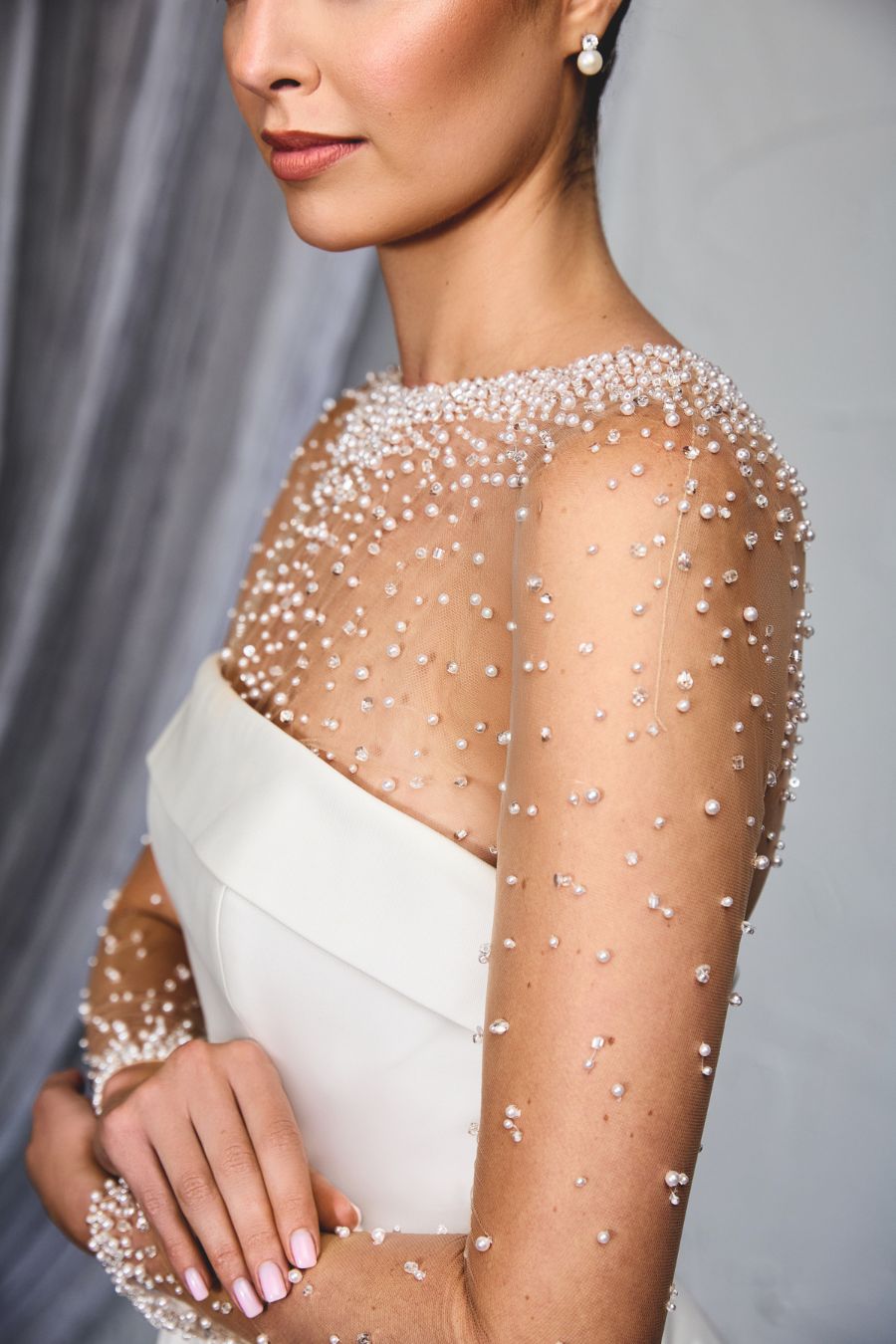 Detailaufnahme Brautkleid mit Perlen-Tüllärmel als Mix & Match – Brautmode Weinheim